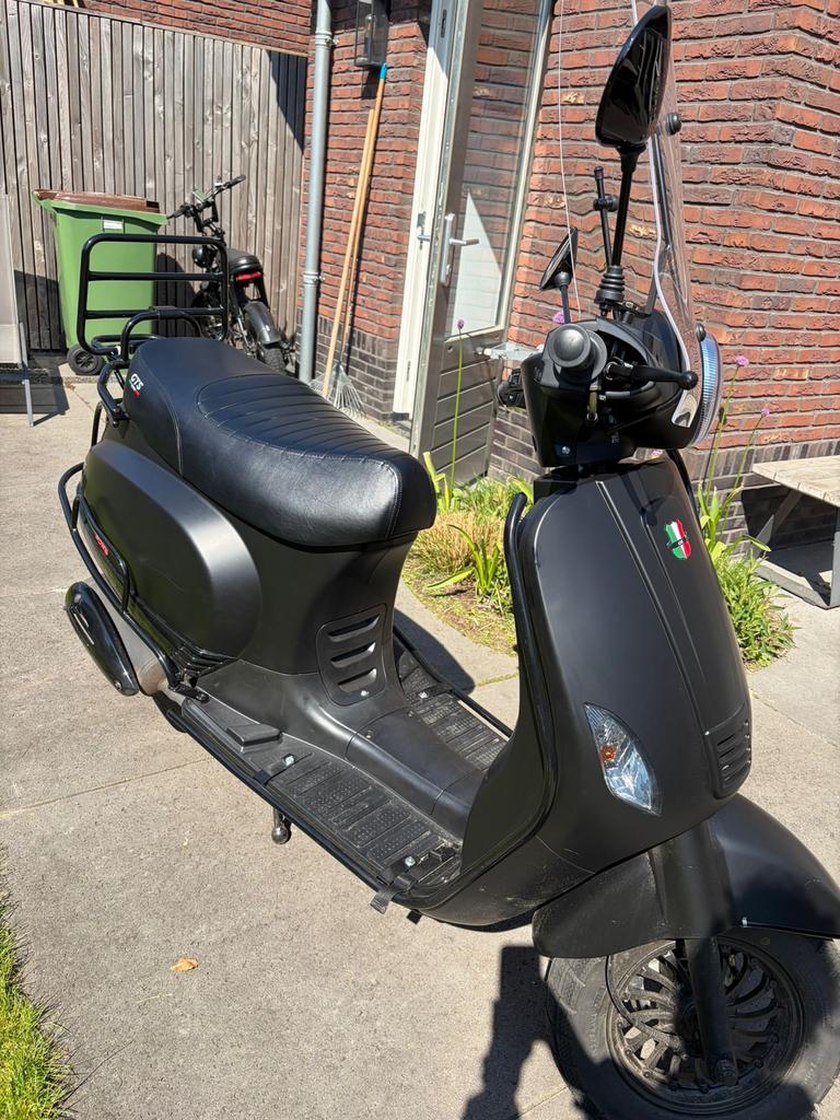 Scooter Toscane GTS mat zwart 50cc uit 2026- als nieuw!, Fietsen en Brommers, Brommeronderdelen | Scooters, Zo goed als nieuw