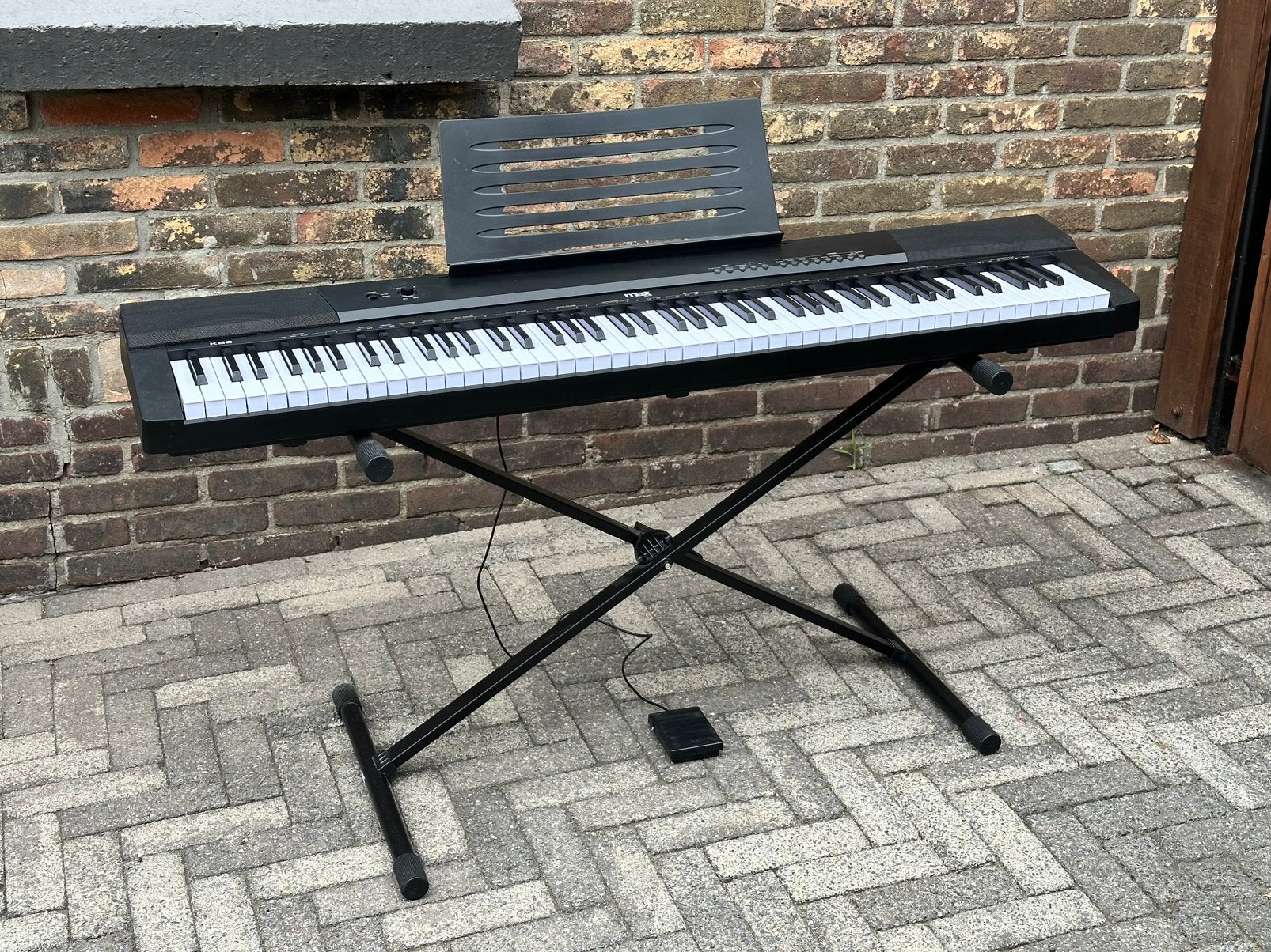 Keyboard Max KB6 met standaard en sustainpedaal, Muziek en Instrumenten, Keyboards, 88 toetsen, Zo goed als nieuw, Midi-aansluiting
