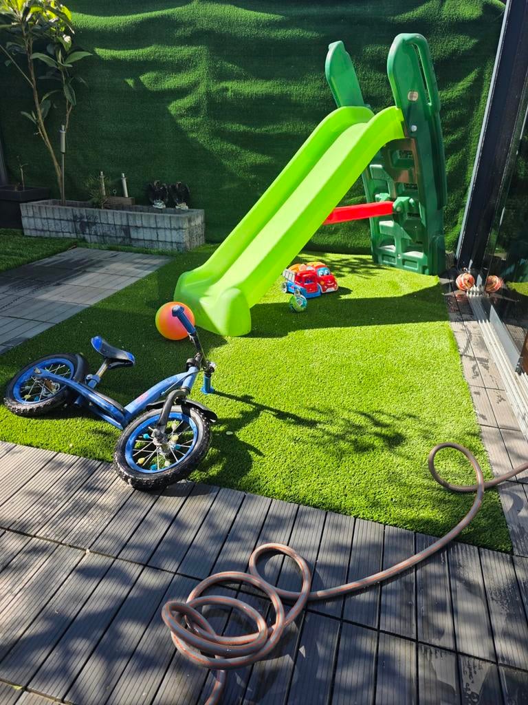 Groene glijbaan voor urenlang speelplezier in de tuin, Ophalen of Verzenden, Gebruikt, Glijbaan