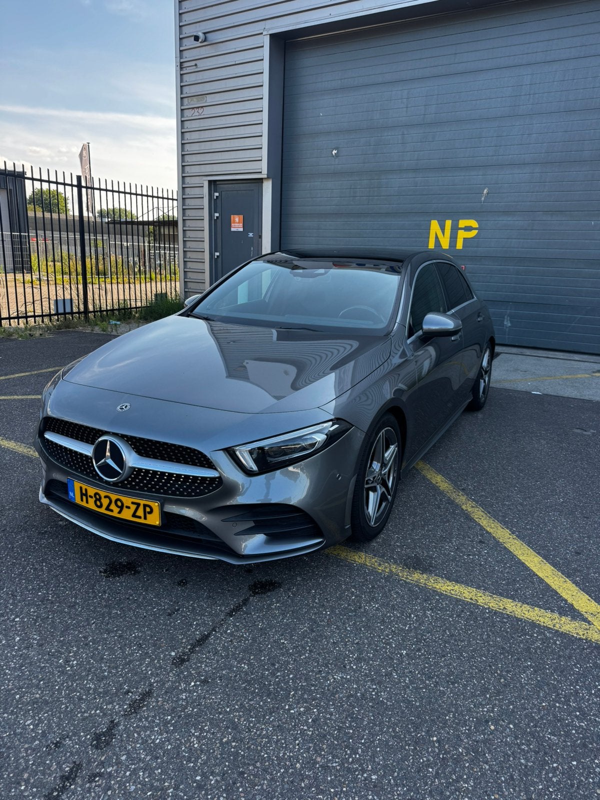 Mercedes-Benz A-Klasse A 250 224pk 2018 Grijs, Auto's, Zwart, 4 cilinders, 14 km/l, 75 €/maand