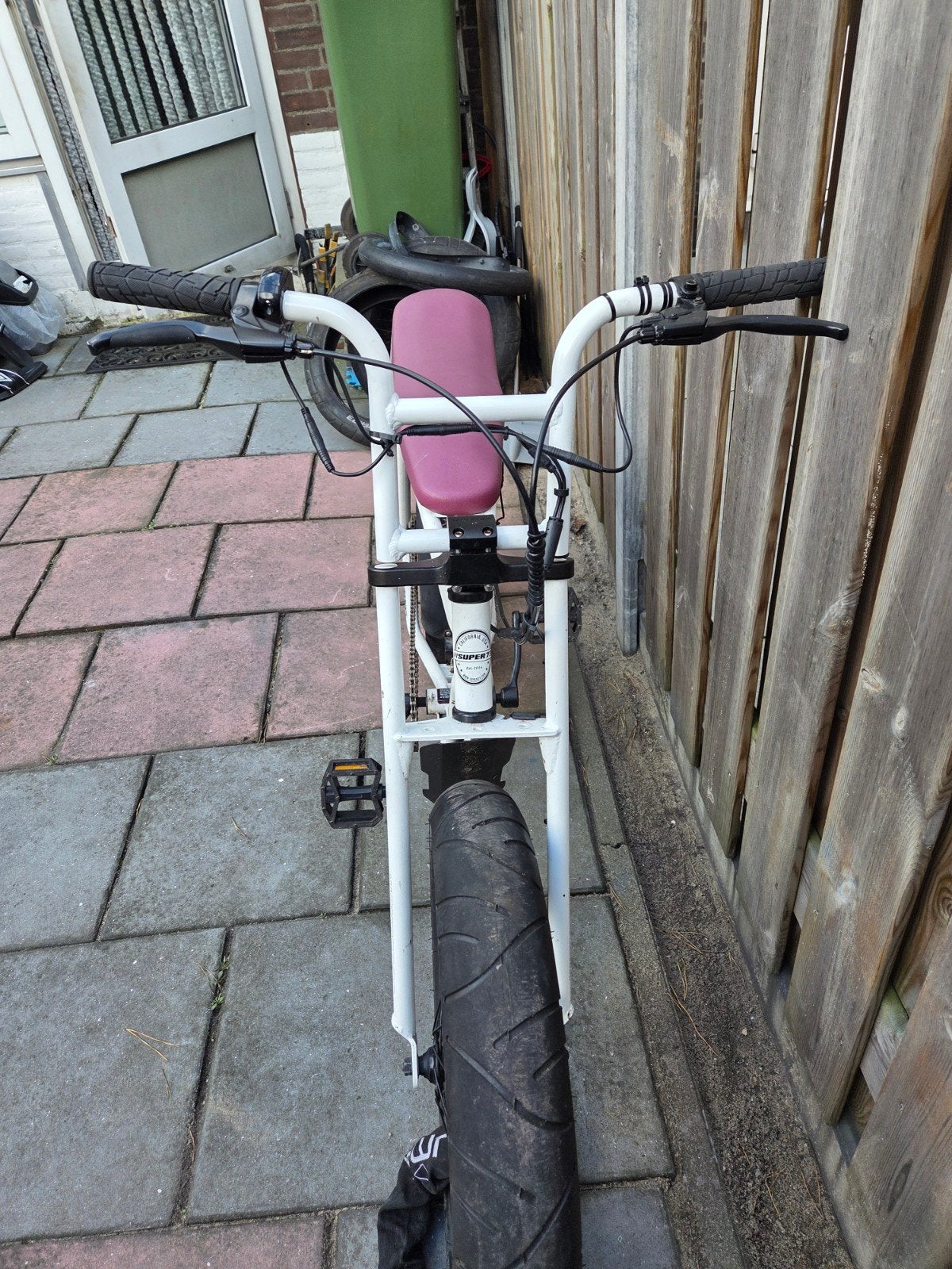 Super73 E-bike - Wit met roze zadel, Gebruikt, Minder dan 47 cm, 30 tot 50 km per accu, Ophalen