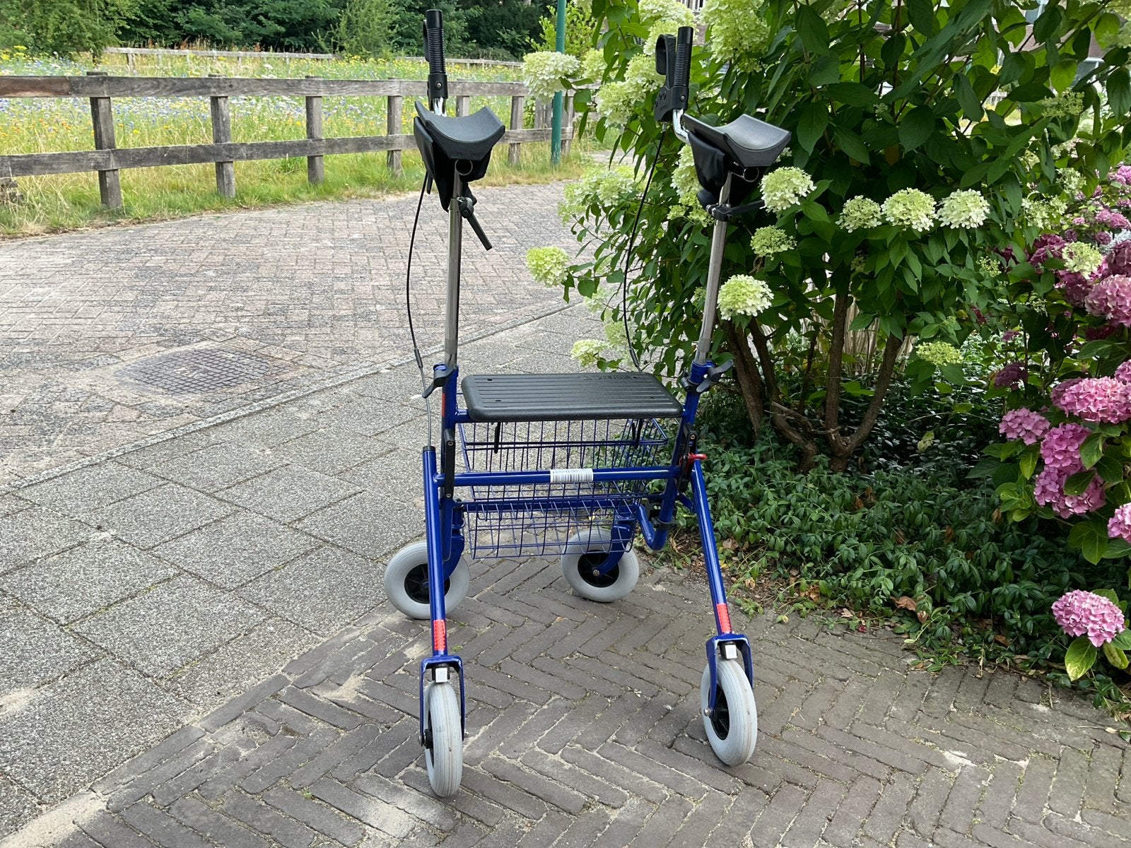 Mooie hoge rollator Provo te koop, voorzien van arm schalen., Ophalen, Opvouwbaar, Zo goed als nieuw