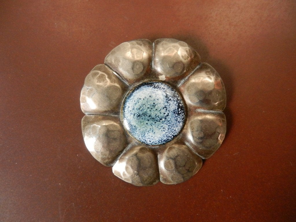 Ronde metalen bloemvormige broche met email Jan van Karssen, Ophalen of Verzenden, Overige materialen, Broche