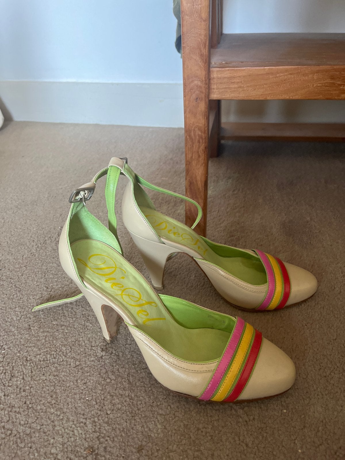 Diesel pumps maat 37 met enkelbandje, Kleding | Dames, Ophalen of Verzenden, Gedragen, Beige, Pumps