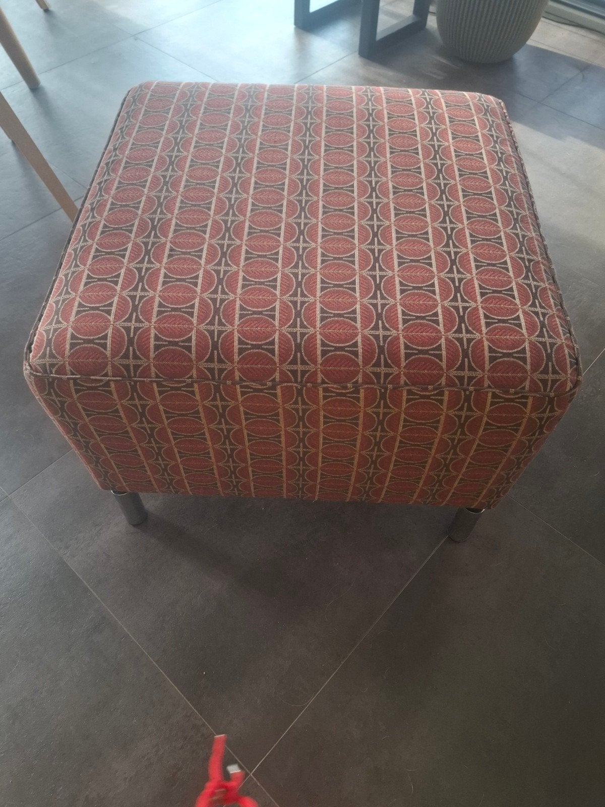 Stoffen poef met modern patroon en metalen poten, Modern, Eigentijds, Gebruikt, Ophalen of Verzenden, Stof