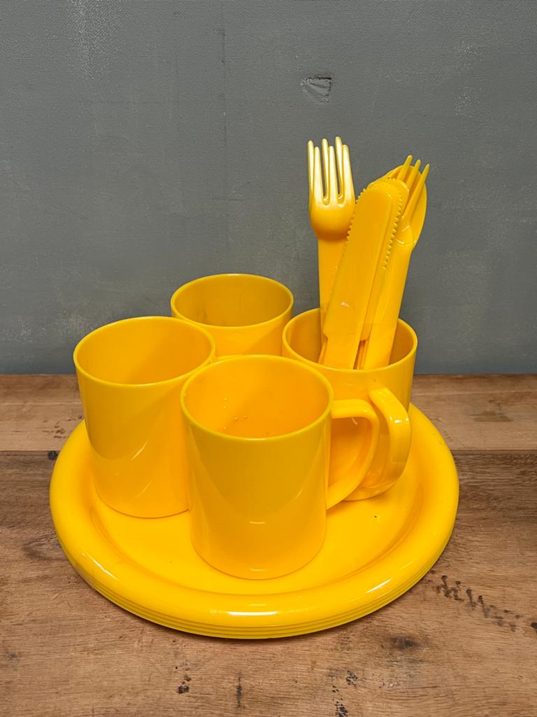 Vintage plastic kampeerservies geel vier persoons, Overige materialen, Ophalen of Verzenden, Zo goed als nieuw, Overige stijlen