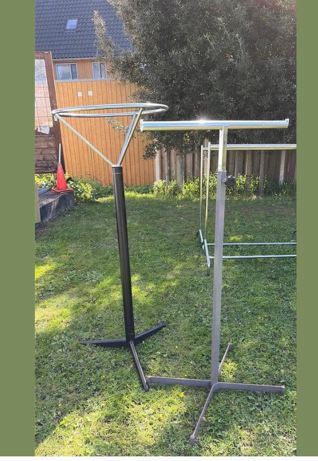 Kledingrekken twee stuks, Ophalen