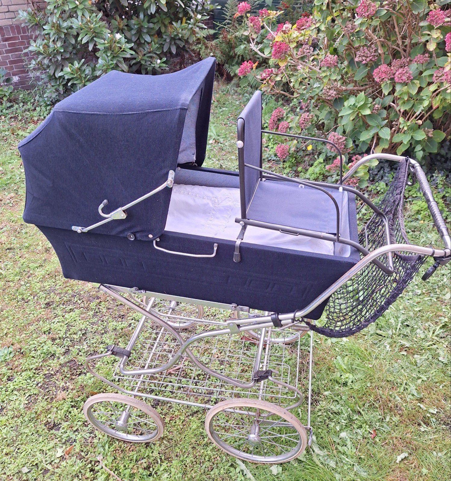 Foto 8 van Vintage Kinderwagen met Parasol en Zitje - Klassiek Design