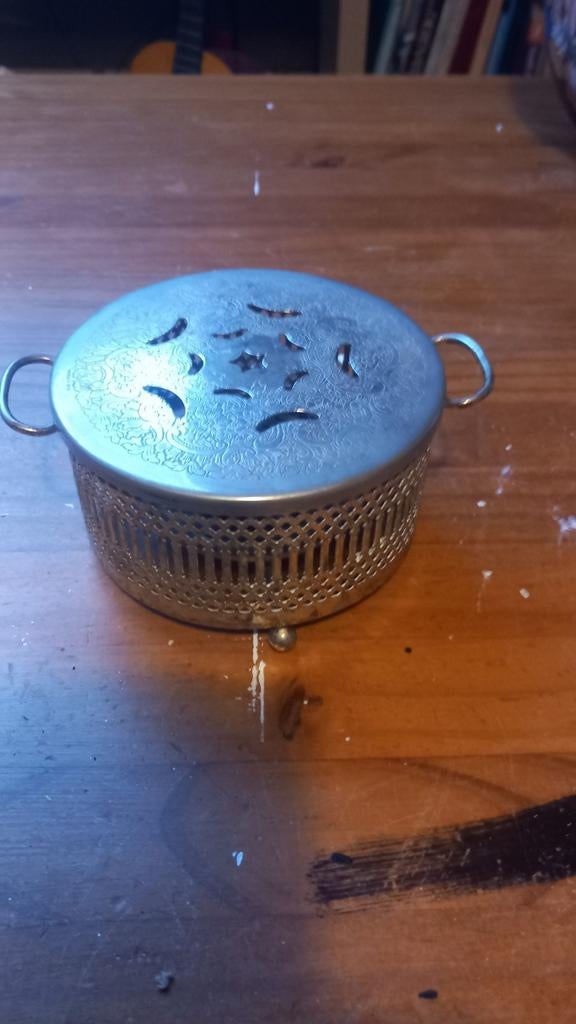 Decoratief metalen theelicht met sierlijke deksel, Gebruikt, Ophalen of Verzenden, Metaal, Grijs