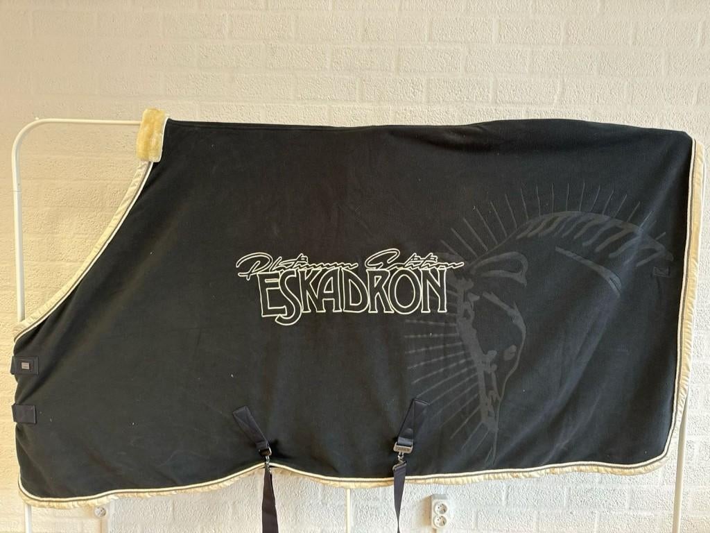 Eskadron zweetdeken fleece platinum 205, Dieren en Toebehoren, Paarden en Pony's | Dekens en Dekjes, Gebruikt, Zweetdeken, Ophalen of Verzenden