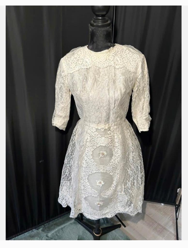 Vintage Jaren ‘60 Trouwjurk mooi voor op paspop, kant bloem, Kleding | Dames, Trouwkleding en Trouwaccessoires, Wit, Ophalen of Verzenden