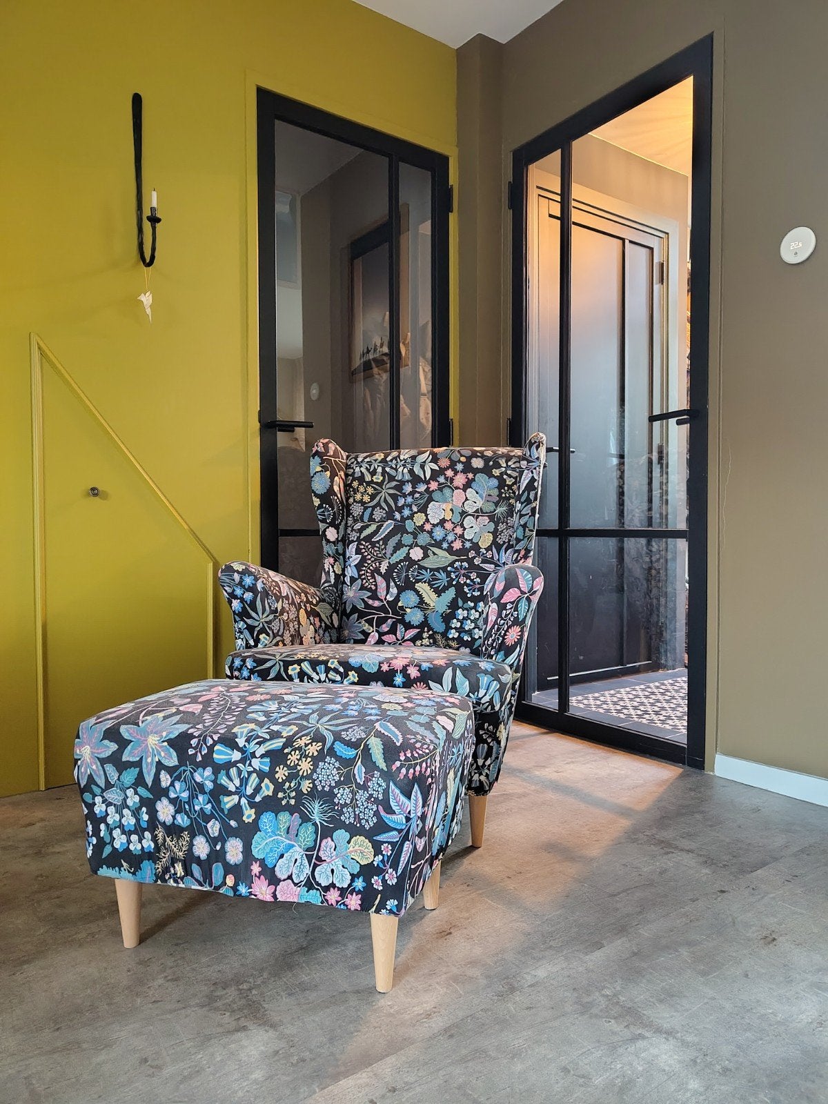 Ikea fauteuil strandmon met poef en hoezen, Ophalen, Zo goed als nieuw