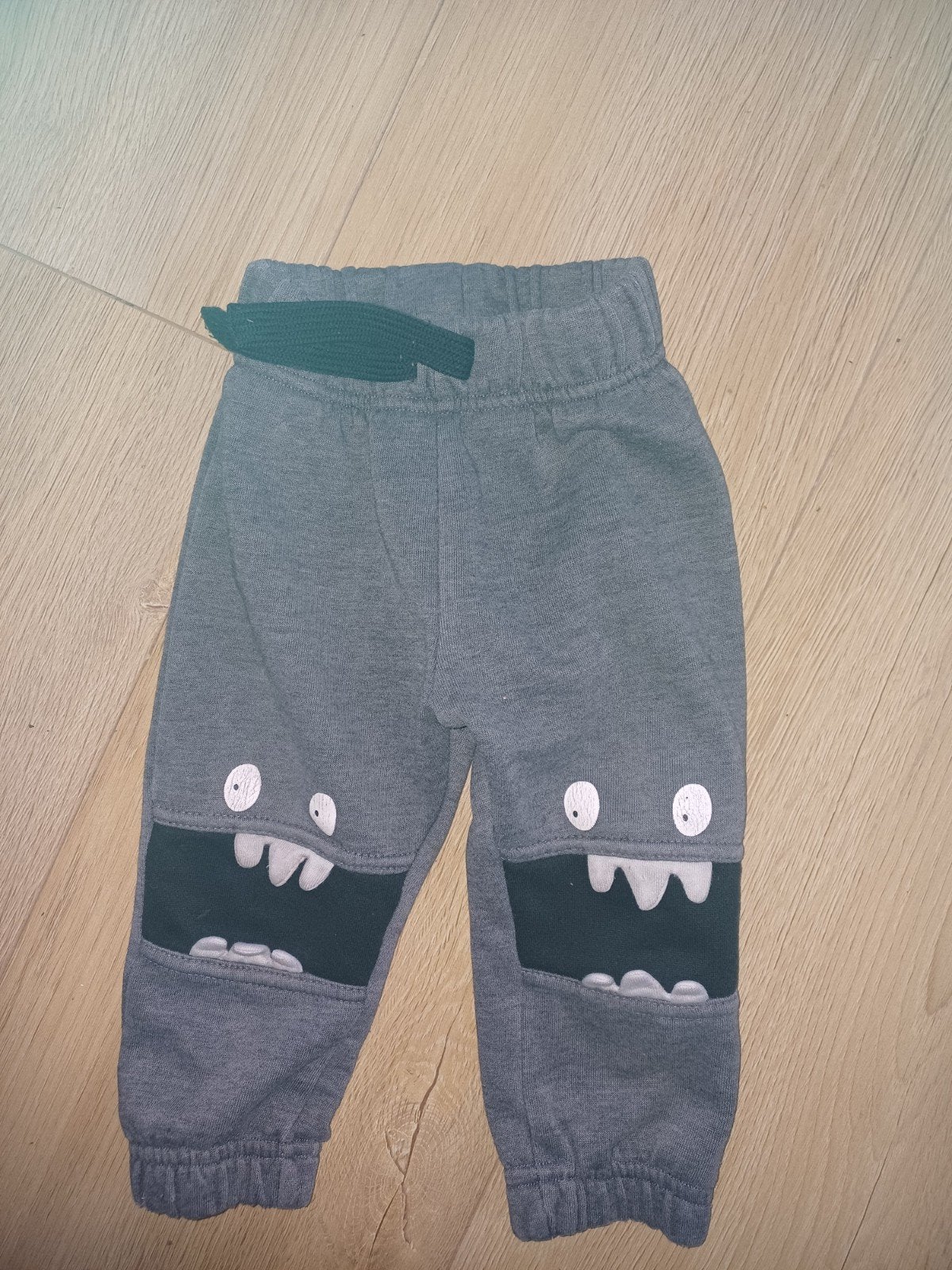 Leuk broekje met monsters op knieën - Mini Rebel (maat 86), Ophalen of Verzenden