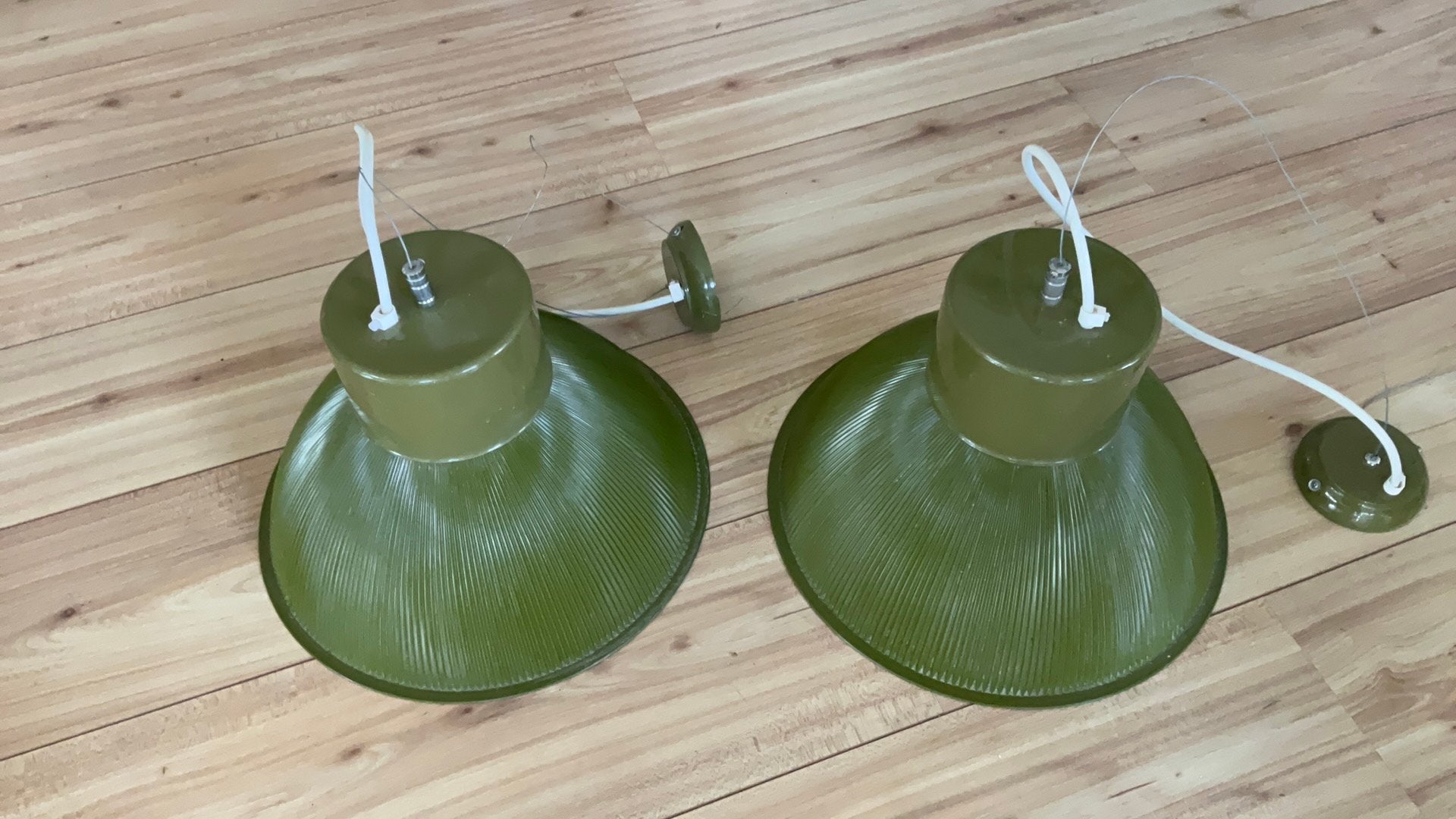 Set van 2 Mosgroene Industriële Hanglampen - Ø 35cm, Ophalen of Verzenden, Gebruikt, Kunststof, Minder dan 50 cm