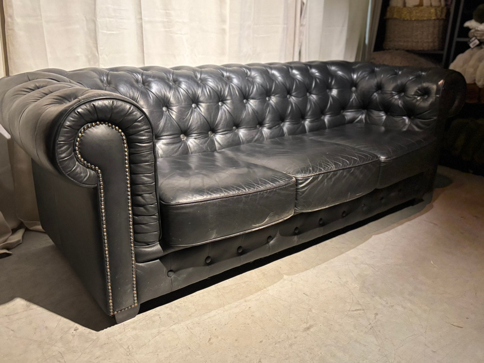 Zwarte Chesterfield 3 zits Bank Vintage Stoer, Huis en Inrichting, Gebruikt, Stoer vintage, Driepersoons, Rechte bank