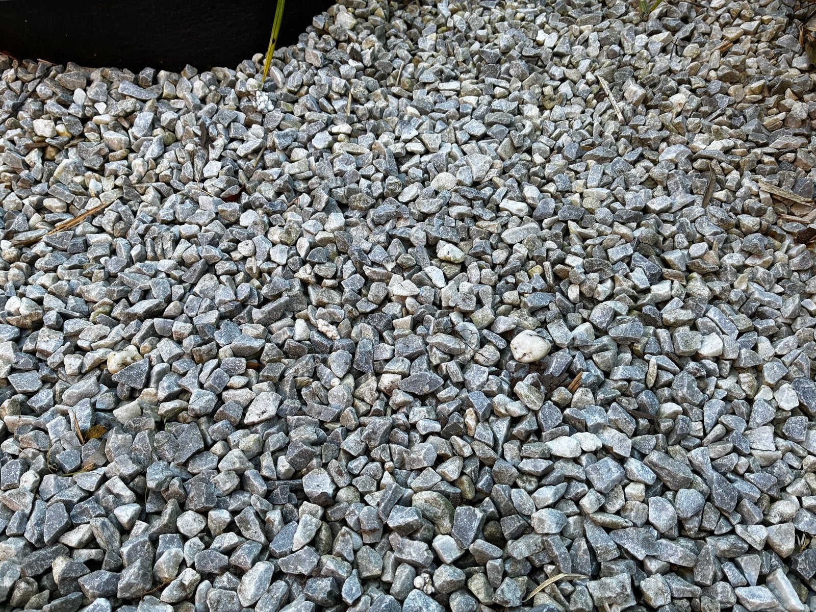 Lichtgrijs grind Minimaal 4 zakken x 20 kg, zelf uitscheppen, Ophalen, Gebruikt, Grijs, Grind