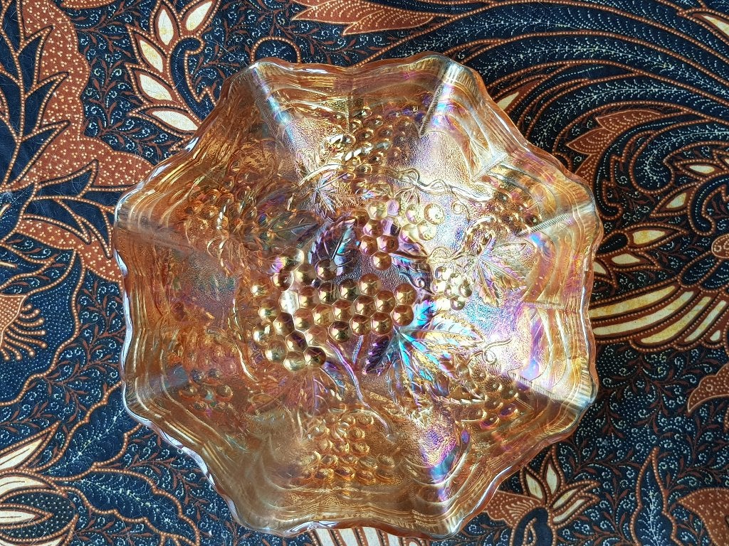 Oude Carnival glas schaal uit Engeland met druiven 22,2 cm., Antiek en Kunst, Antiek | Glas en Kristal, Ophalen of Verzenden