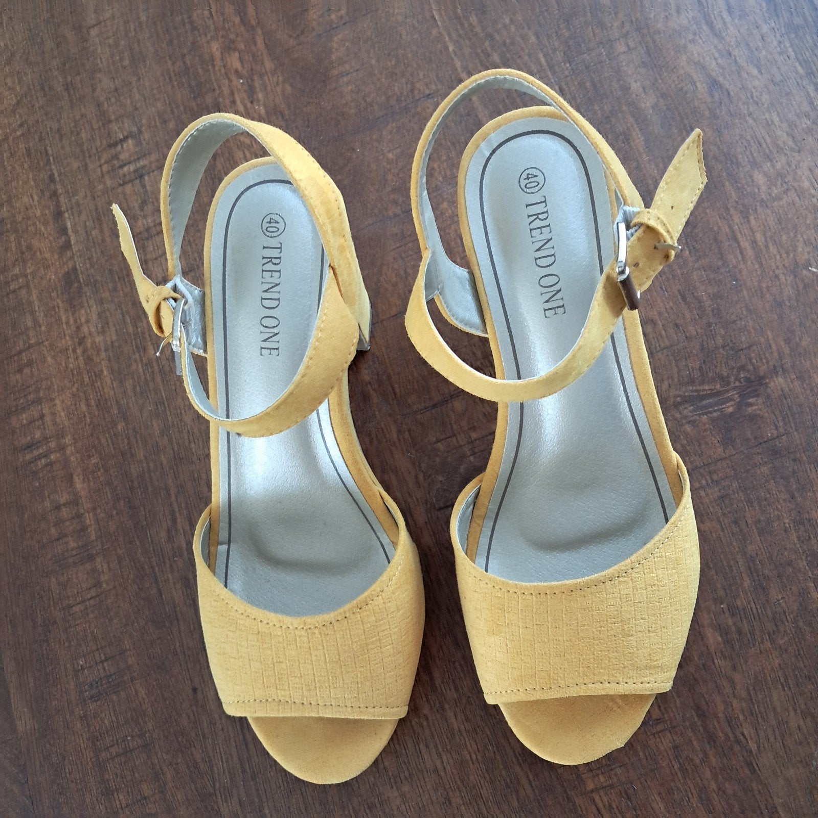 Okergele sandalen met hak - Maat 40, Geel, Sandalen of Muiltjes, Ophalen of Verzenden, Trend One