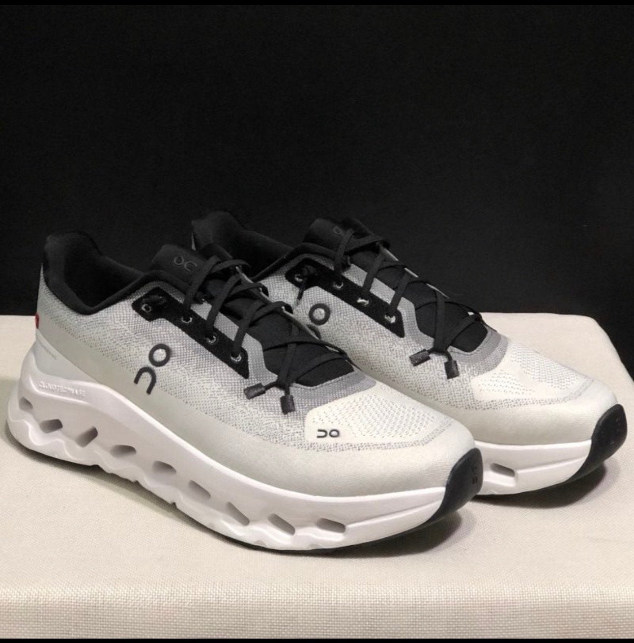On Cloudflow hardloopschoenen - Wit/Zwart, Kleding | Dames, Schoenen, Zo goed als nieuw, Sportschoenen, Wit, Ophalen
