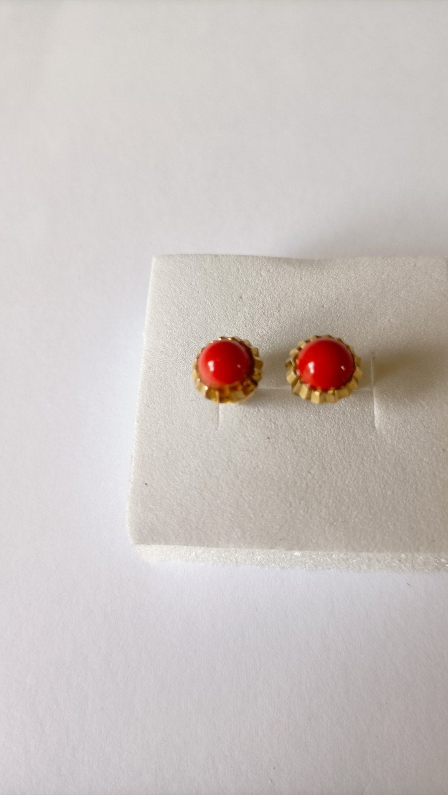 Vintage gouden oorstekers met Bloedkoraal, 14 krt, Verzenden, Goud, Oorbellen, Met edelsteen