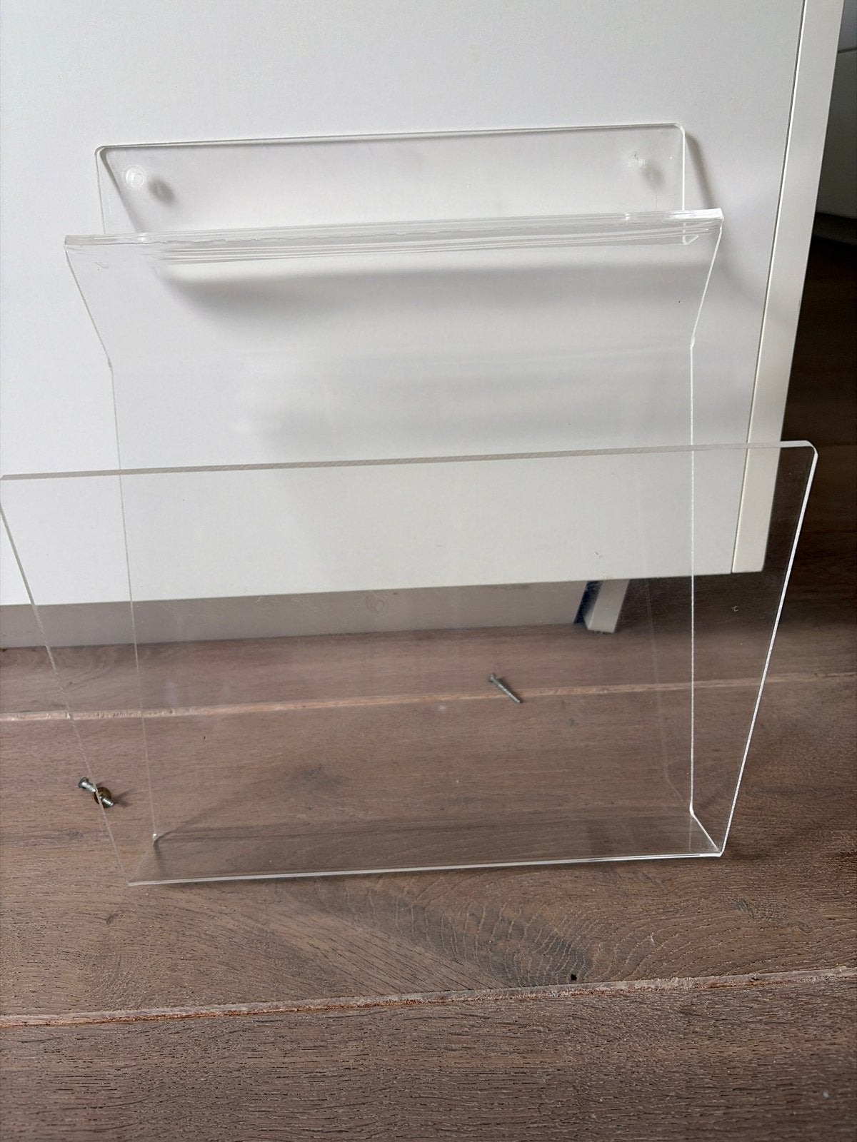 Plexiglas tijdschriftenbak om op te hangen, Gebruikt, Wandmontage, Ophalen of Verzenden, Tijdschriftenrek