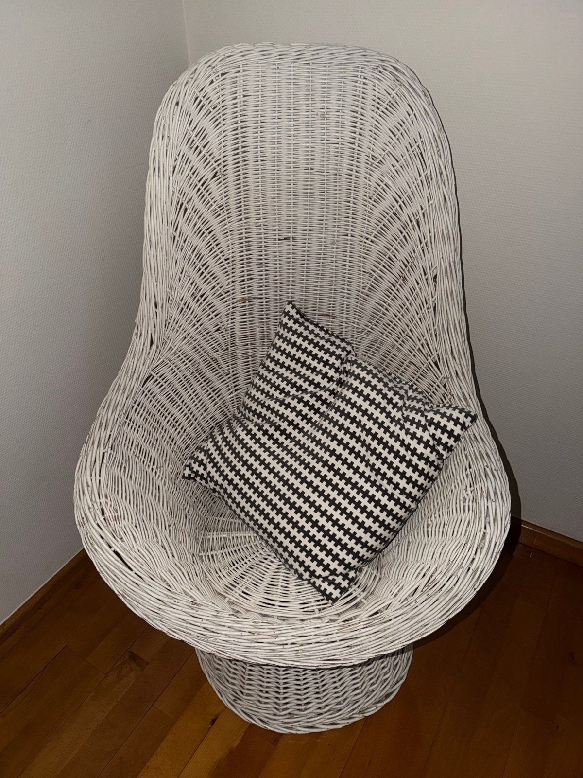 Witte rieten stoel - Vintage, Huis en Inrichting, Stoelen, Ophalen, Gebruikt, Wit, Riet of Rotan