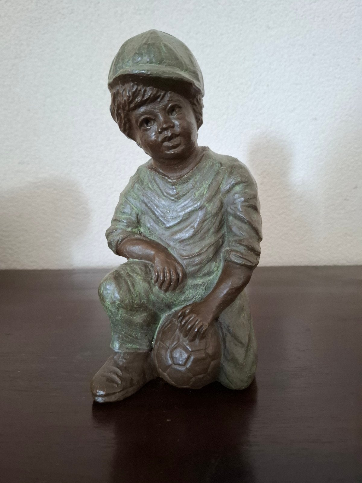 Geer Kunen Handgemaakt Beeldje Jongen met Voetbal, Antiek en Kunst, Ophalen of Verzenden