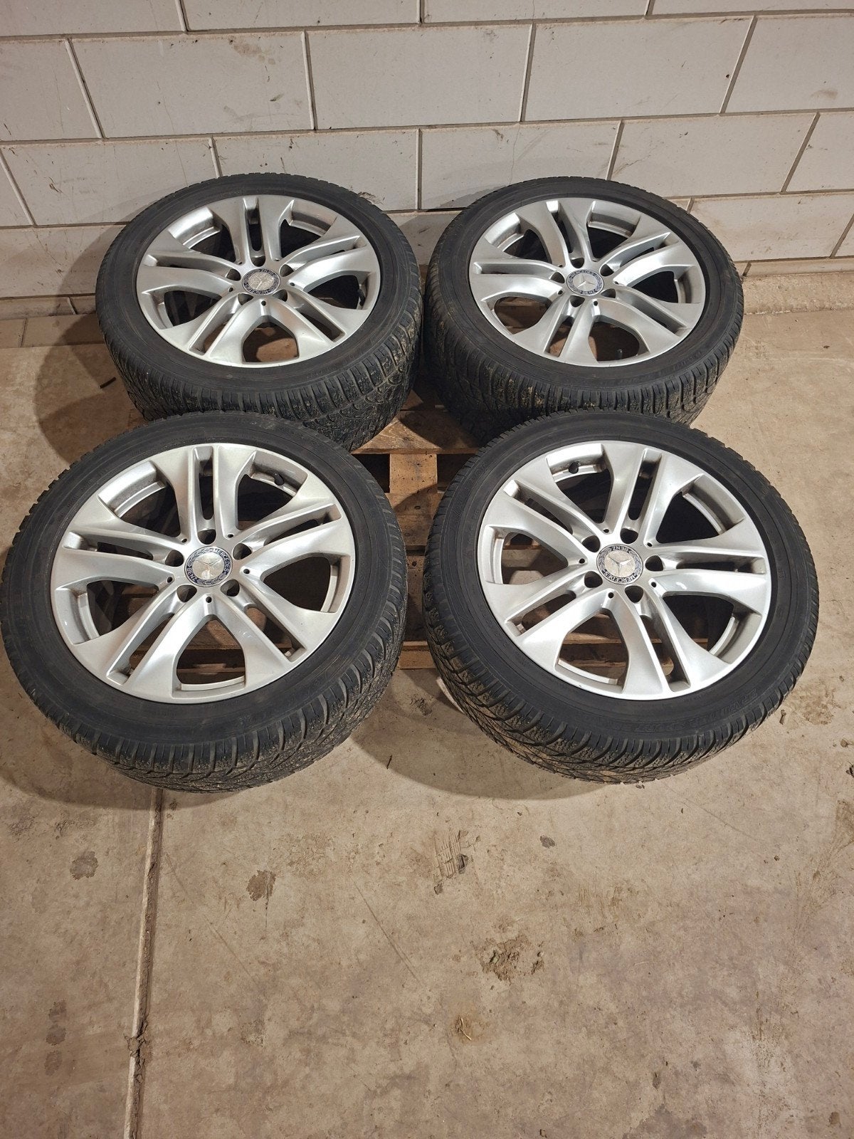 Winterbanden met velg Mercedes E-klasse E200 w212 17 inch, Auto-onderdelen, Ophalen, Gebruikt, Banden en Velgen, Winterbanden