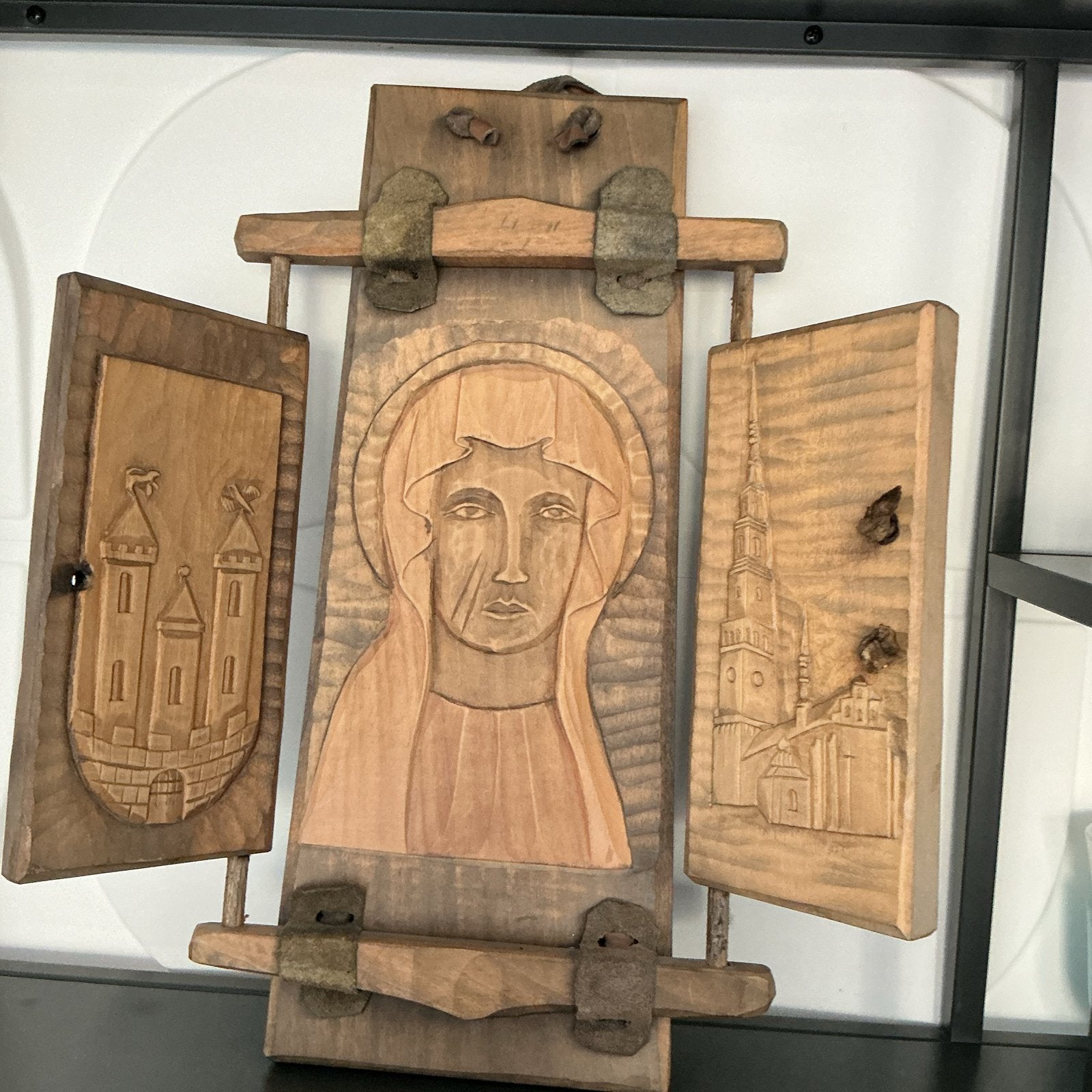 Handgesneden houten drieluik met religieuze voorstelling, Antiek en Kunst, Ophalen of Verzenden