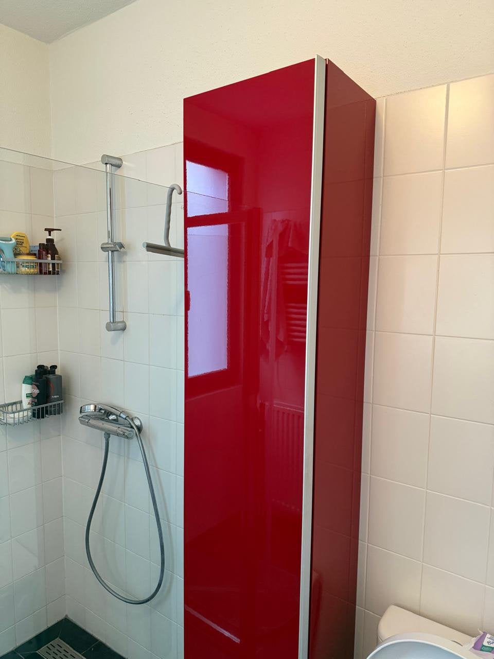 Bathroom cabinet red, Huis en Inrichting, Badkamer | Badkamermeubels, Ophalen, (Half)hoge kast, Minder dan 50 cm, Zo goed als nieuw