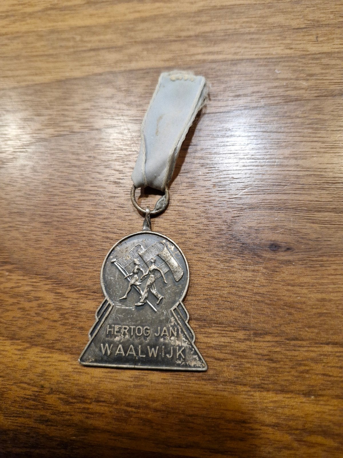 299 Hertog Jan Waalwijk Medaille met Lint, Postzegels en Munten, Ophalen of Verzenden