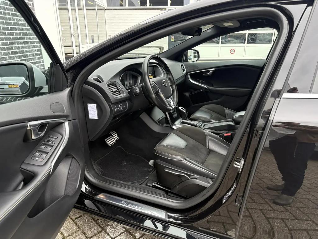 Volvo V40 1.5 T3 Nordic+ € 19.399,00, Automaat, 4 cilinders, 700 kg, Zwart