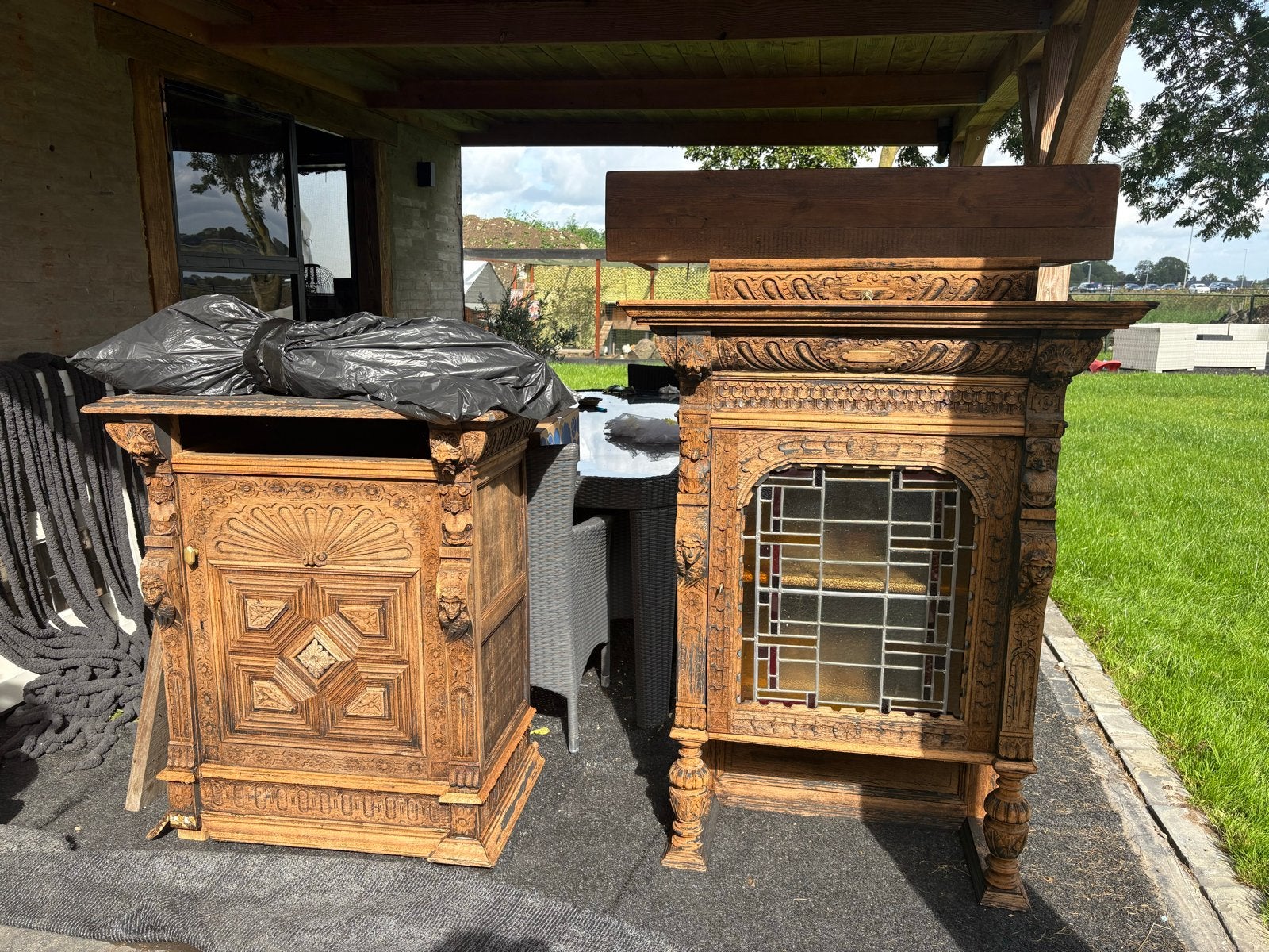 Antieke houten kasten met gedetailleerd houtsnijwerk, Ophalen