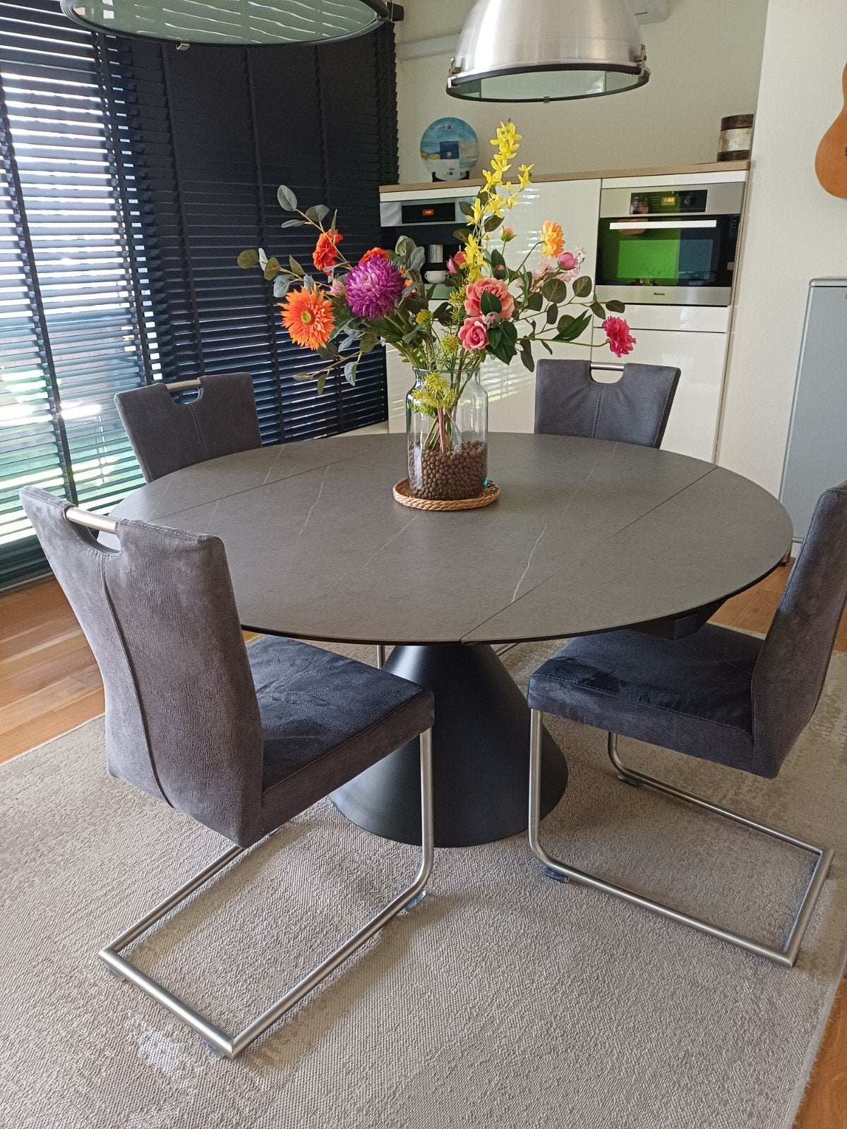 Design eetkamertafel rond en/of rechthoekig, Ophalen, Zo goed als nieuw, Design, 4 tot 6 stoelen