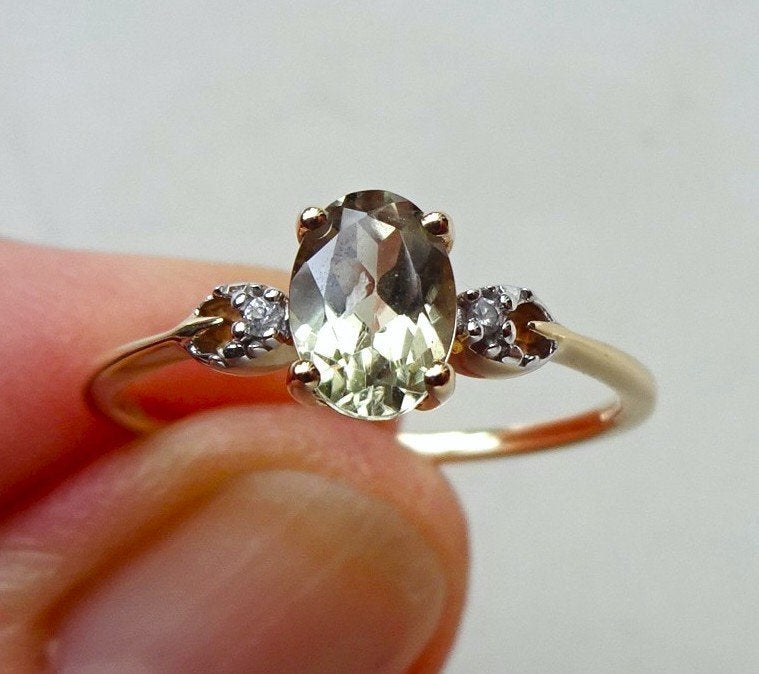 10 kt Gouden ring : citrien + 2 x diamant. Engeland, 2016, Sieraden, Tassen en Uiterlijk, Ringen, 18 tot 19, Geel, Ophalen of Verzenden