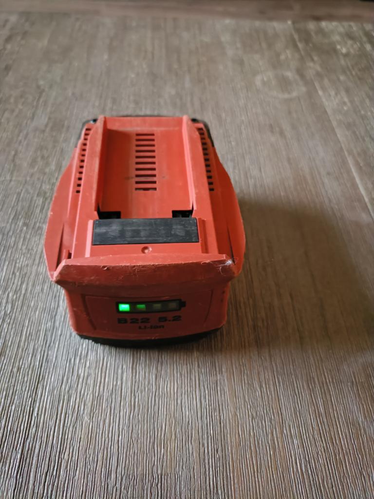 Bosch accutol met accu en Hilti accu, Gebruikt, Variabele snelheid, Ophalen of Verzenden, Boor- en Schroefmachine