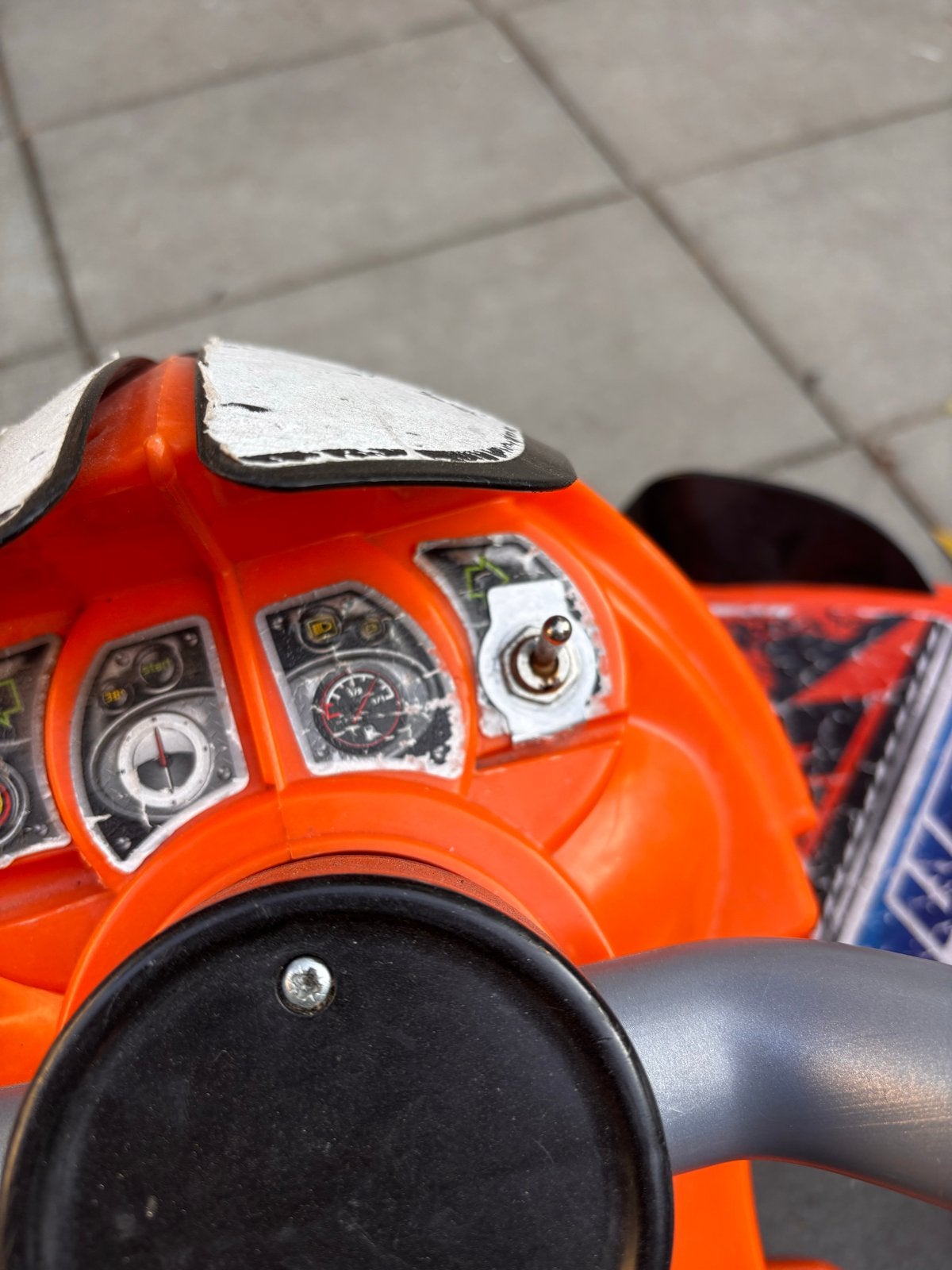 Elektrische kinderquad (oranje), loopfiets en loop auto, Ophalen, Gebruikt