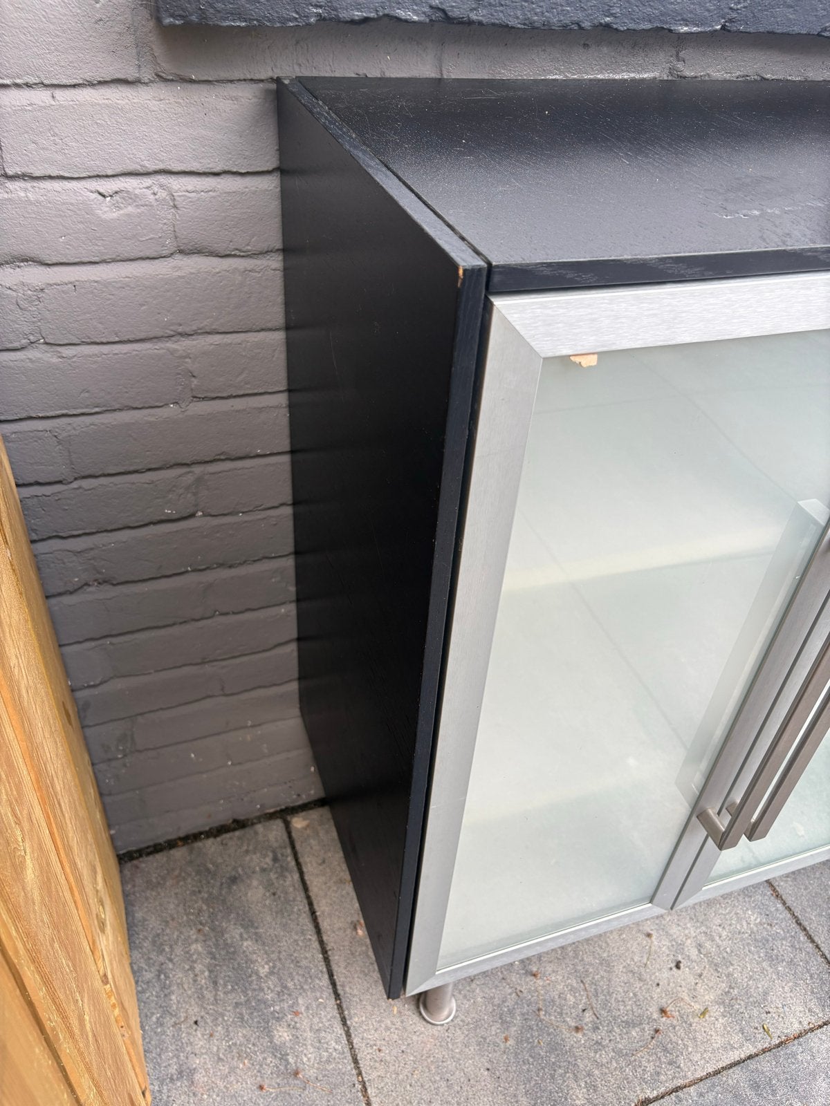 Zwart dressoir IKEA met glazen deuren en metalen poten, Ophalen, Gebruikt, 100 tot 150 cm, 100 tot 150 cm