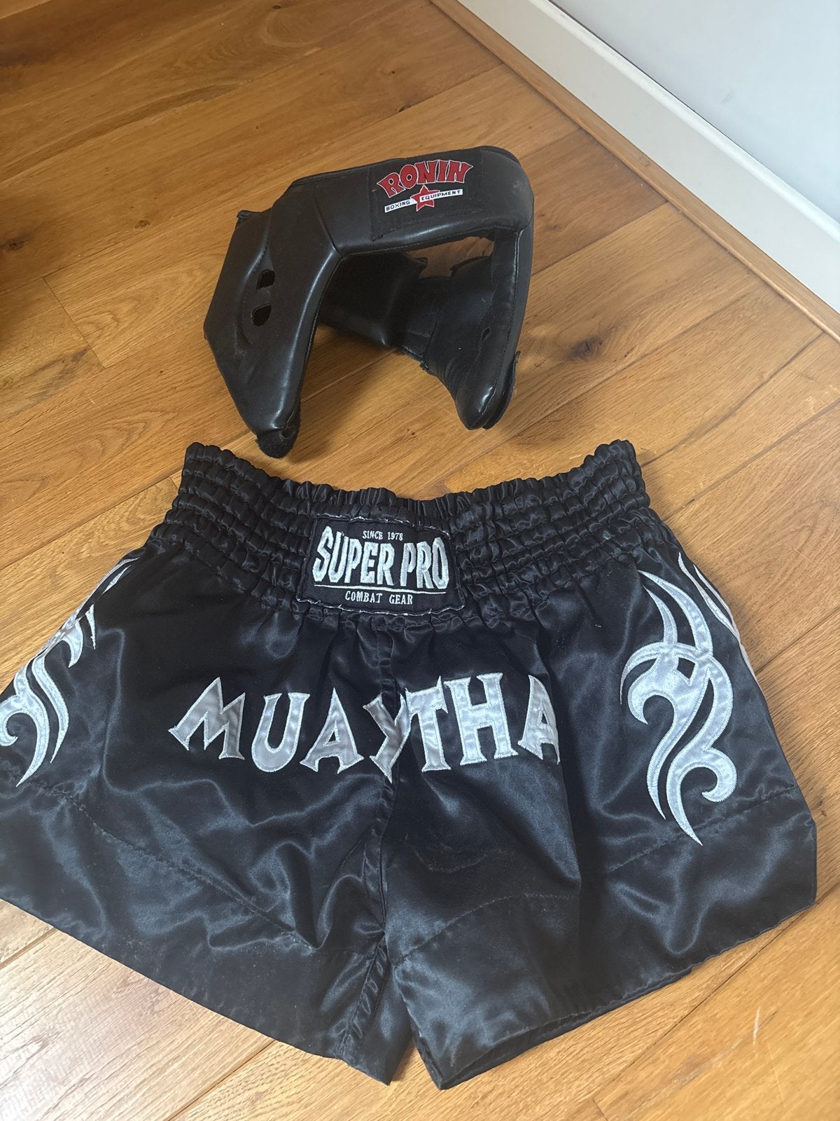 Bokshelm Ronin & Muay Thai broekje Super Pro, Sport en Fitness, Ophalen of Verzenden, Gebruikt, Bokshelm