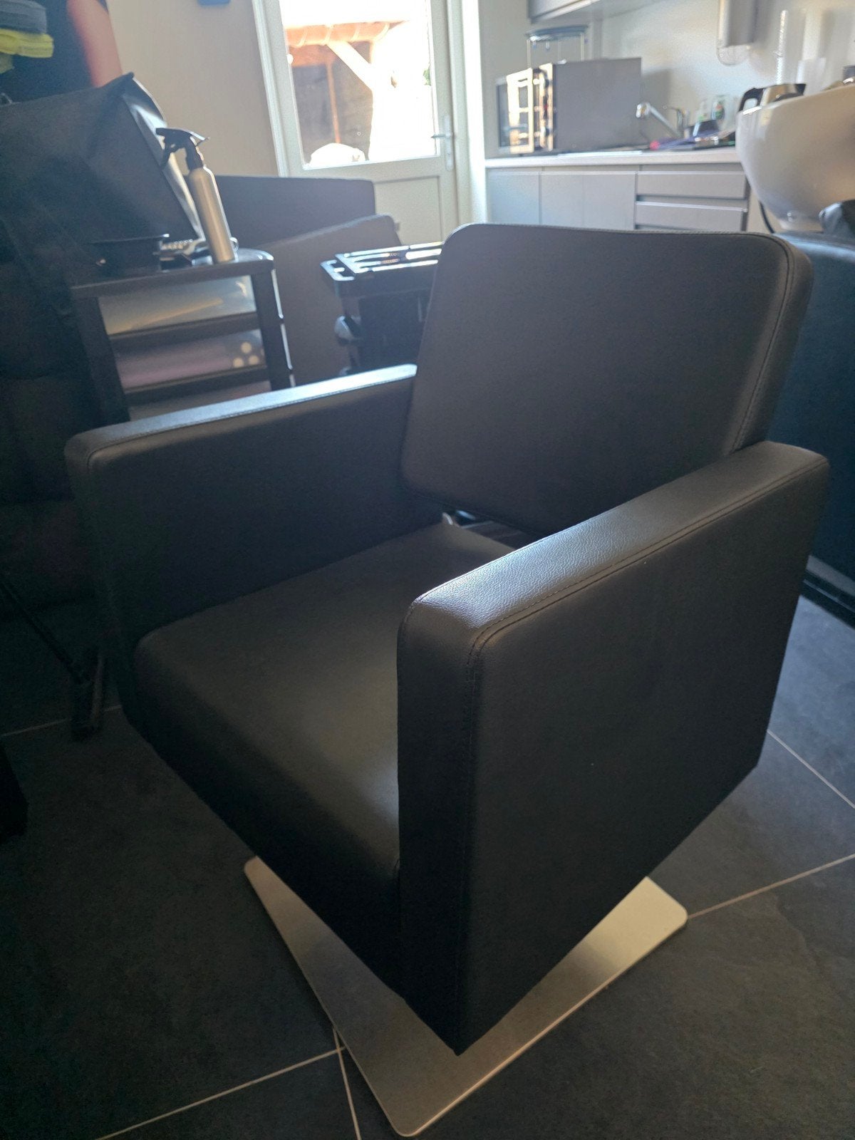 Te koop; z.g.a.n Kappersstoel met losse voetensteun, Ophalen, Zwart, Zo goed als nieuw, Eén