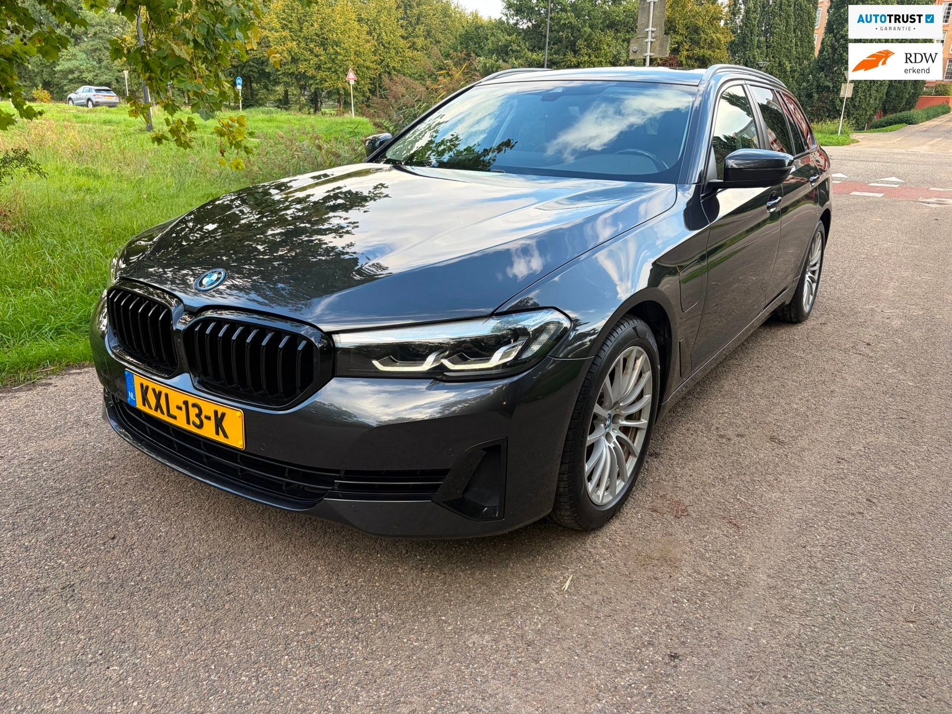 BMW 5-serie Touring 530e Business El Trekhaak BTW Auto 89%SO, Auto's, Achterwielaandrijving, Gebruikt, Beige, 4 cilinders