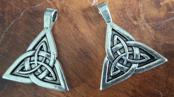 2 stuks dubbelzijdige zilverkleur hangers Keltische knoop, Ophalen of Verzenden, Nieuw, Hanger