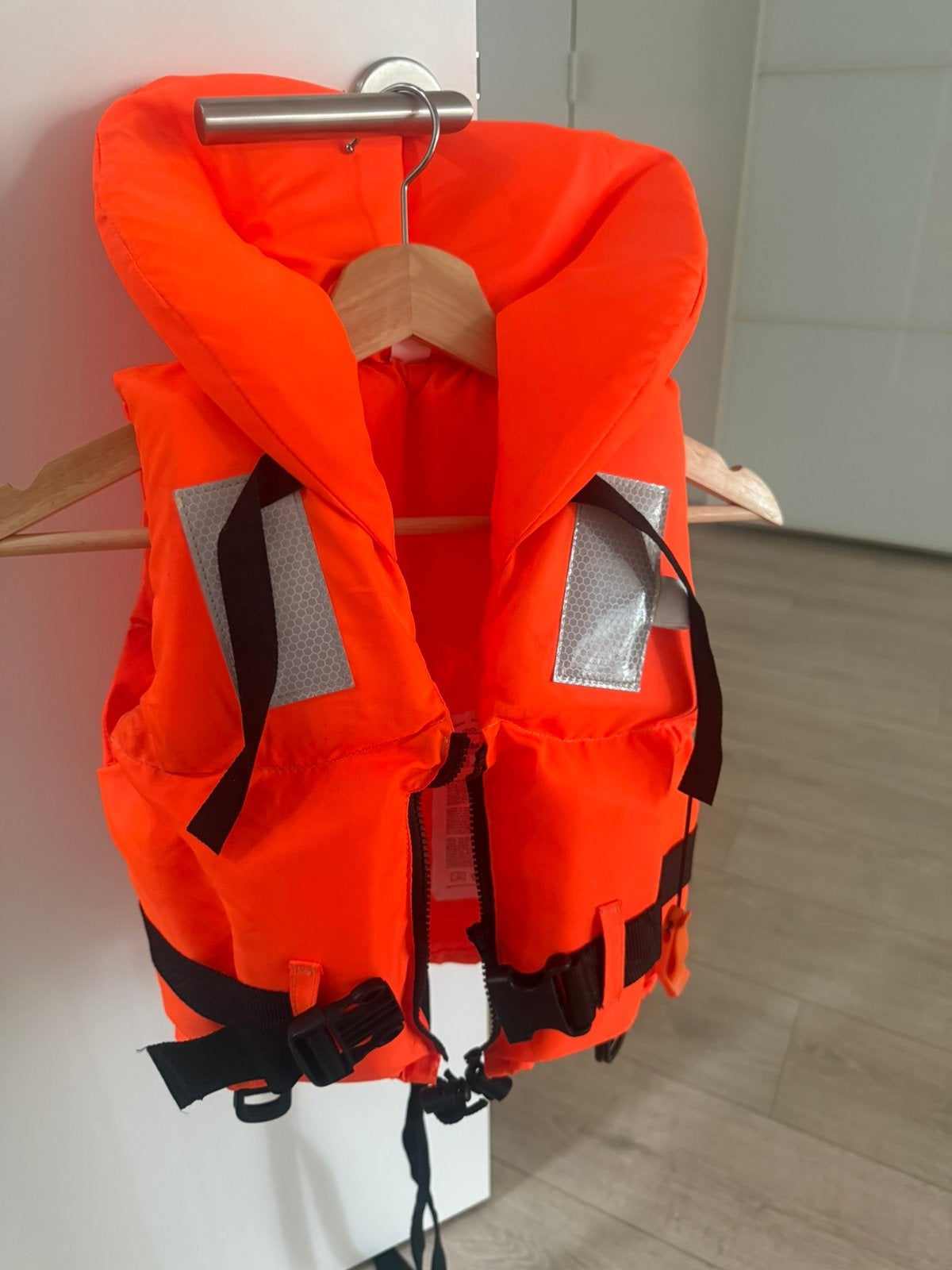 Hema Kind Reddingsvest 100N (20-30 kg) incl fluitje, Watersport en Boten, Watersportkleding, Zo goed als nieuw, Reddingsvest of Zwemvest