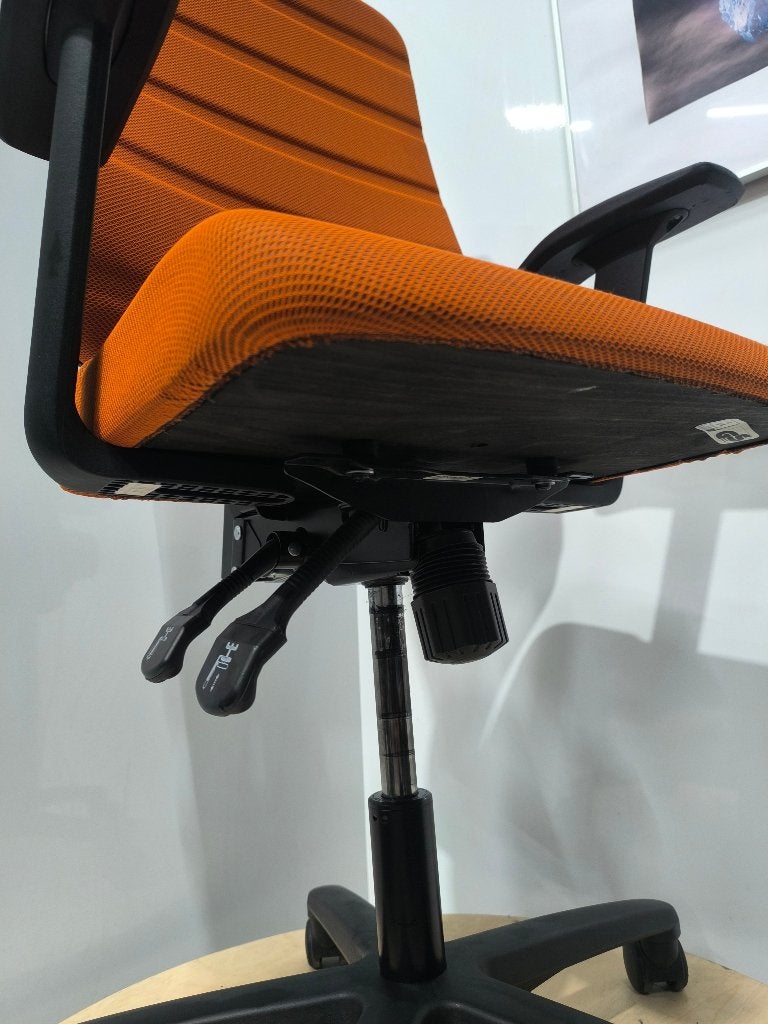 Foto 2 van 10x Oranje Ergonomische bureaustoel – modern design