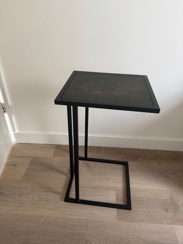 Zwarte bijzettafel / laptoptafel met metalen frame, Huis en Inrichting, Tafels | Bijzettafels, Minder dan 55 cm, Gebruikt, Metaal of Aluminium