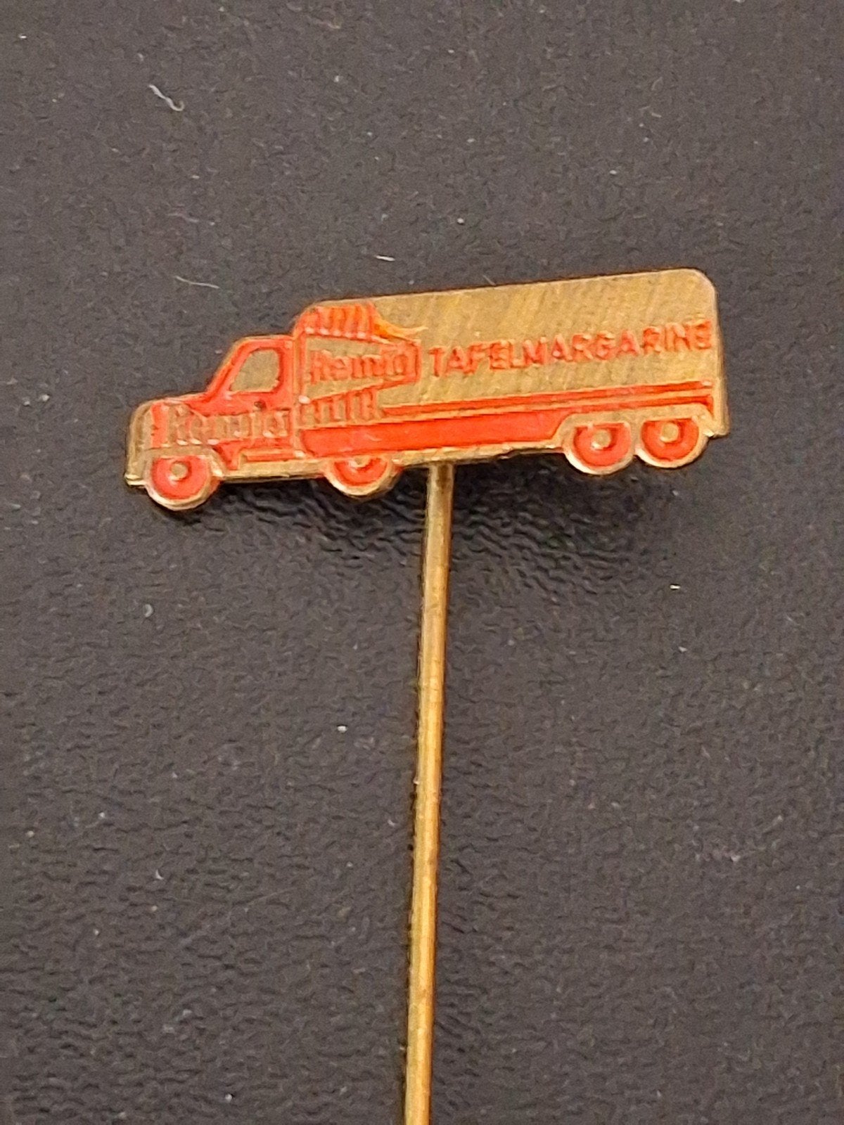 Vintage Remia Tafelmargarine vrachtwagen speldje, Ophalen of Verzenden, Gebruikt, Merk, Speldje of Pin