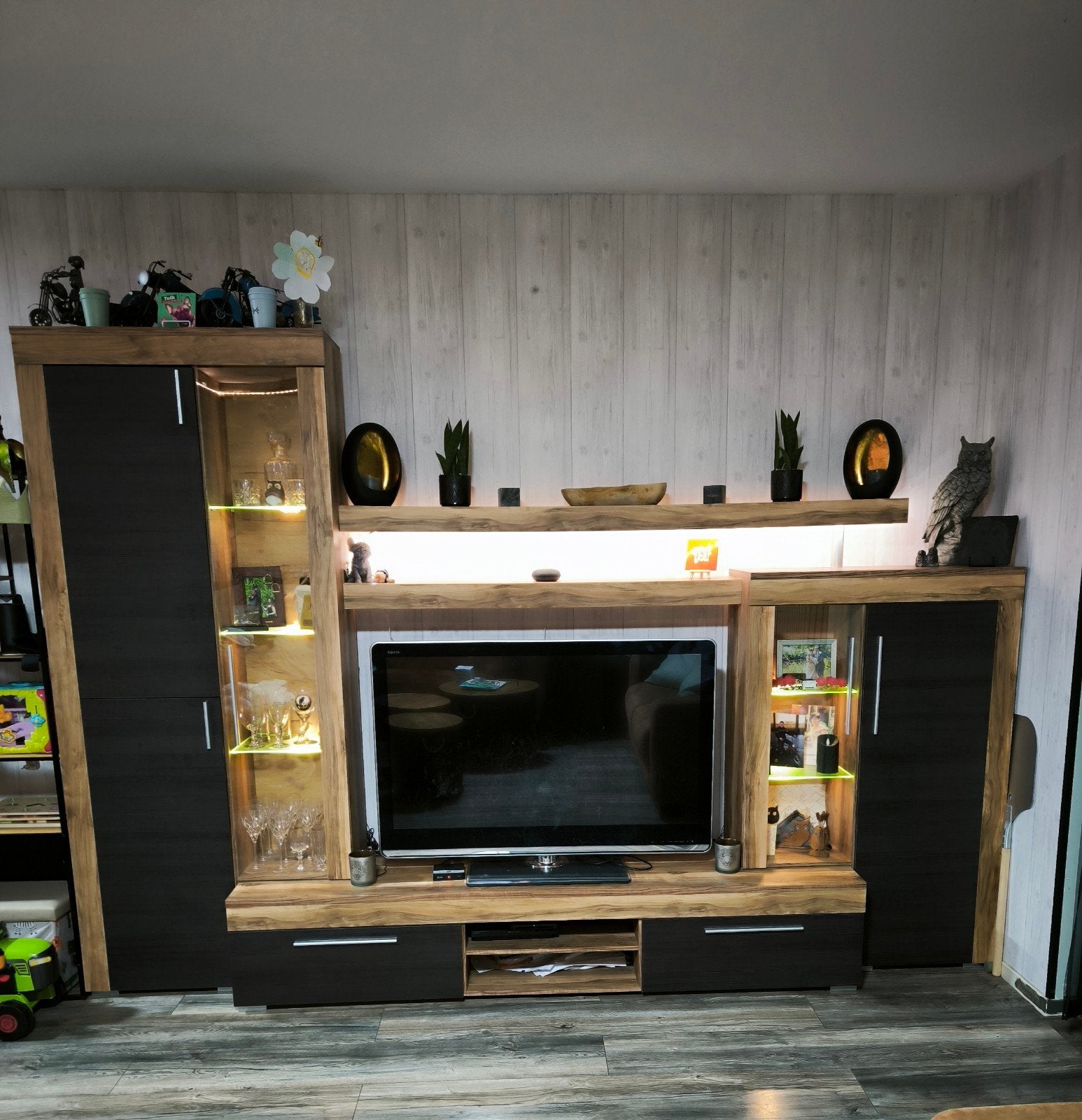 Moderne tv-meubelwand met opbergruimte en verlichting, Ophalen, 200 cm of meer, Zo goed als nieuw, 200 cm of meer