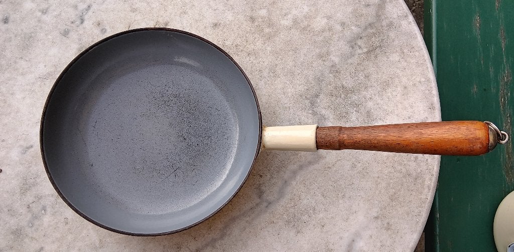 FE BELGIUM mosterdgele gietijzeren koekenpan 19,5 cm (G314), Gebruikt, Gietijzer, Ophalen of Verzenden, Keramische plaat