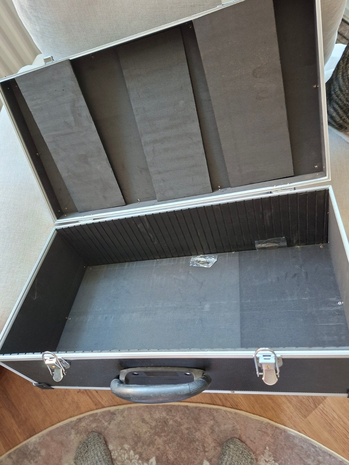 Stevige Zwarte Koffer met Aluminium Randen, Sieraden, Tassen en Uiterlijk, Gebruikt, 50 tot 60 cm, Slot, Ophalen of Verzenden