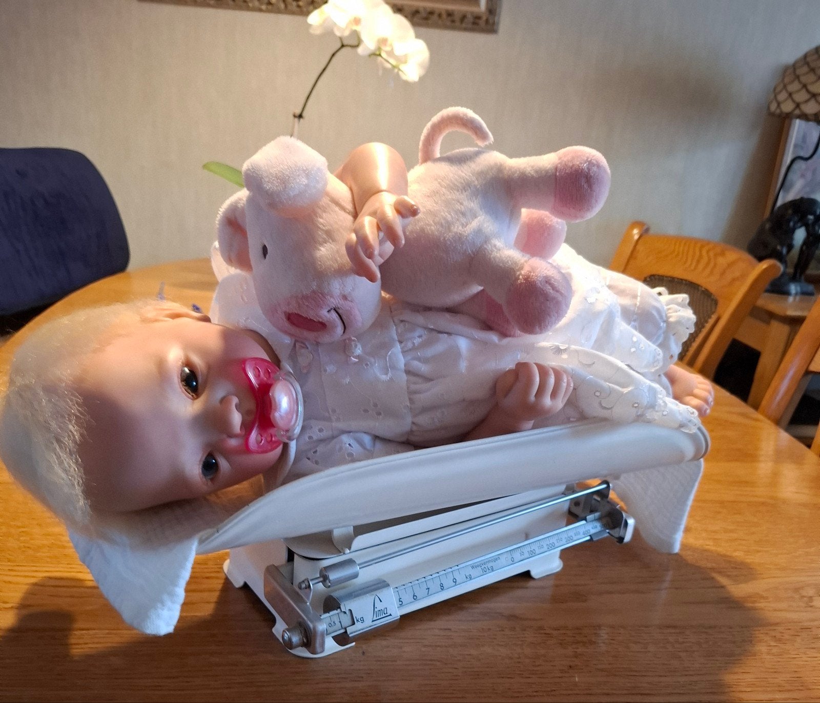 Reborn babypop met blond haar en witte jurk, Kinderen en Baby's, Speelgoed | Poppen, Ophalen of Verzenden, Zo goed als nieuw, Babypop